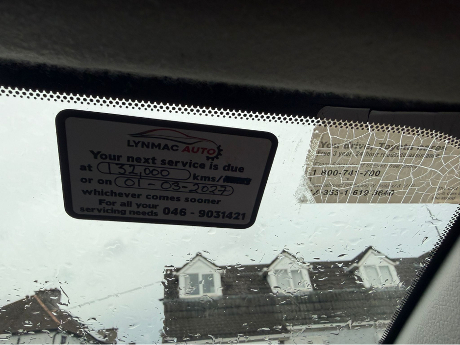 2016 Toyota Yaris - image 12