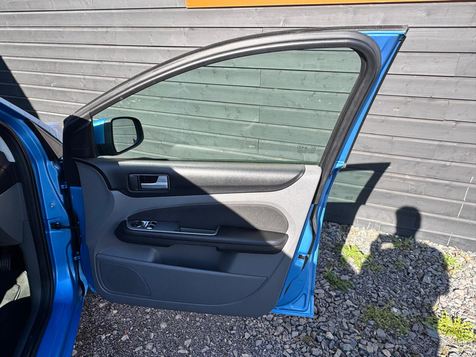 2010 Ford Focus - image 16