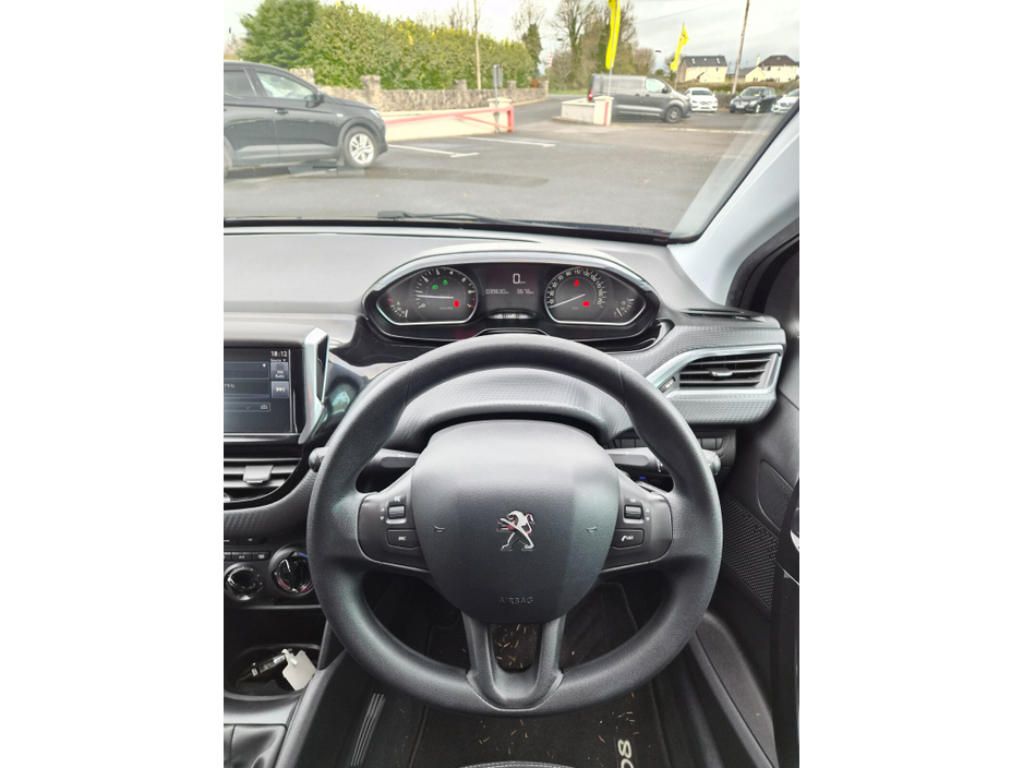 2017 Peugeot 208 - image 10