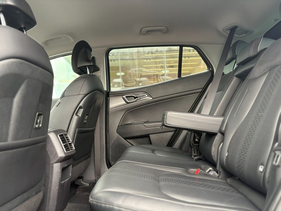 2025 Kia Sportage - image 3
