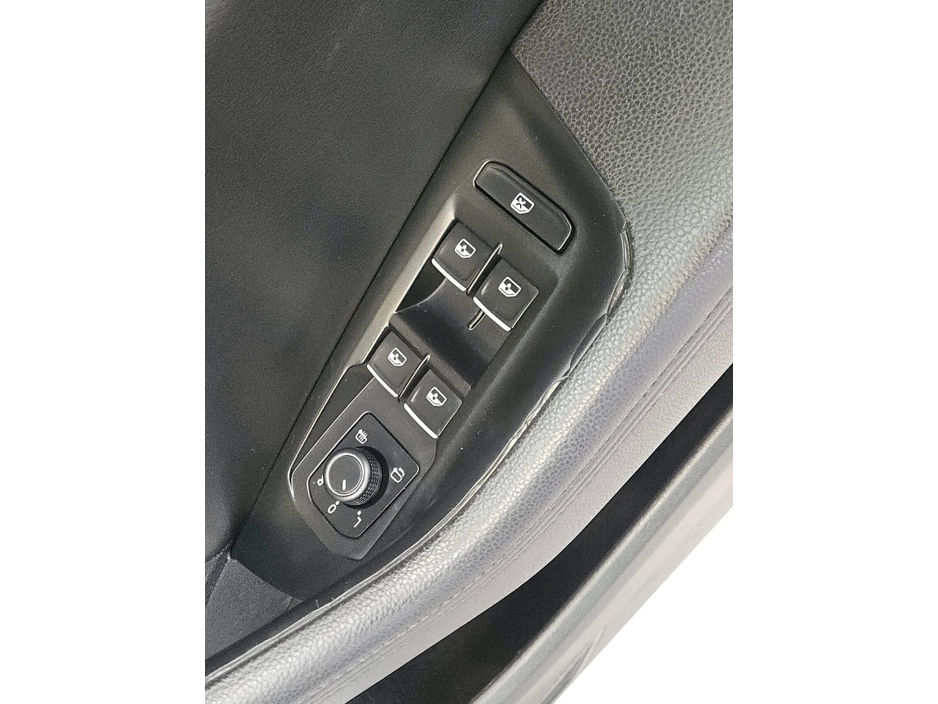 2018 Volkswagen Passat - image 8