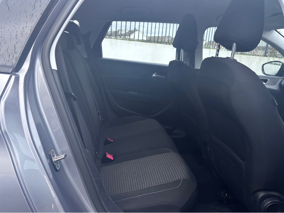 2018 Peugeot 308 - image 4
