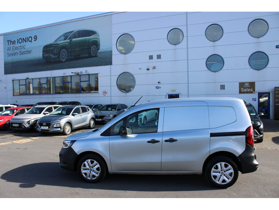 2023 Renault Kangoo - image 2