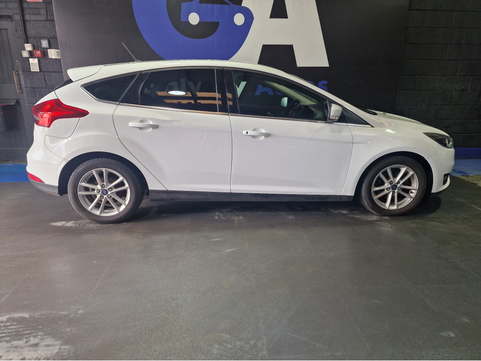 2015 Ford Focus - image 11