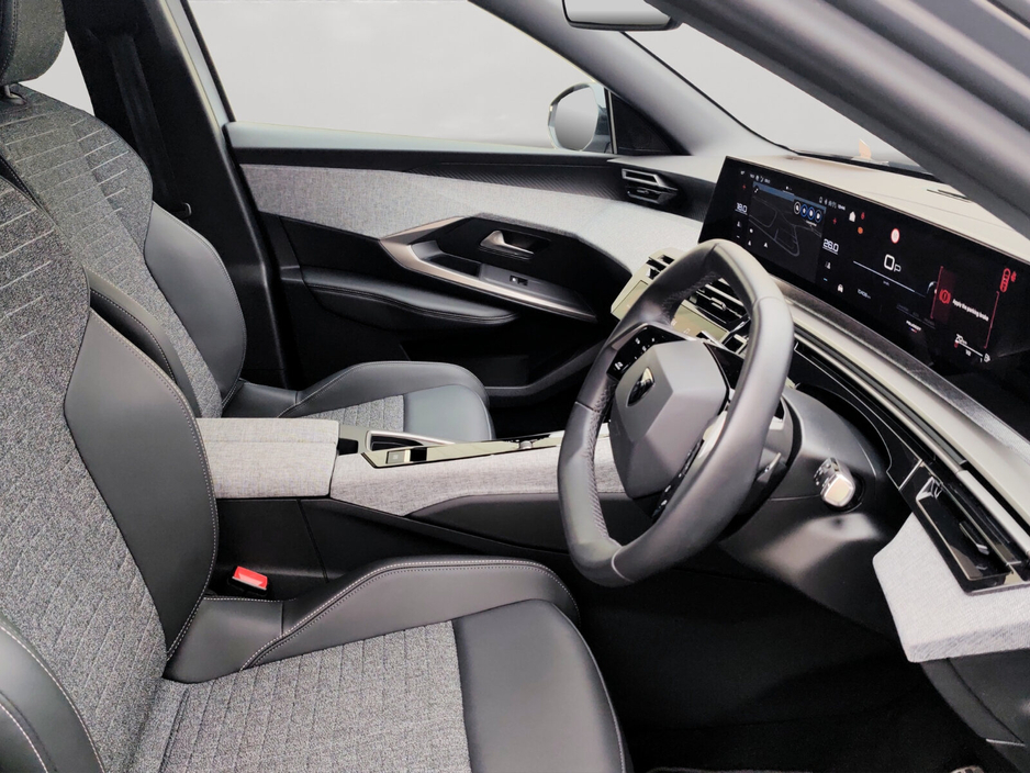 2025 Peugeot 3008 - image 2