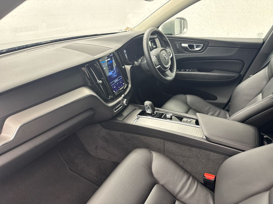 2022 Volvo XC60 - image 2