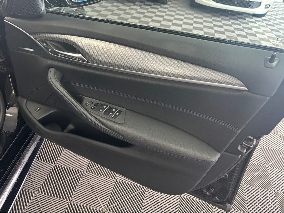 2020 BMW 5 Series - image 8