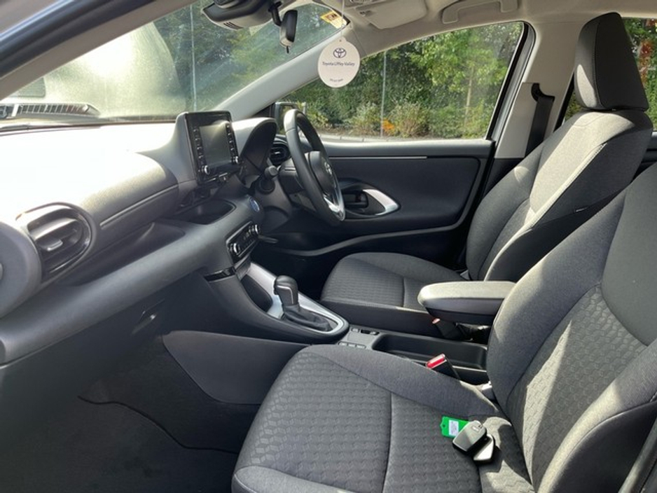 2023 Toyota Yaris - image 6