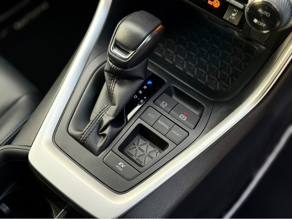 2022 Toyota Rav4 - image 13