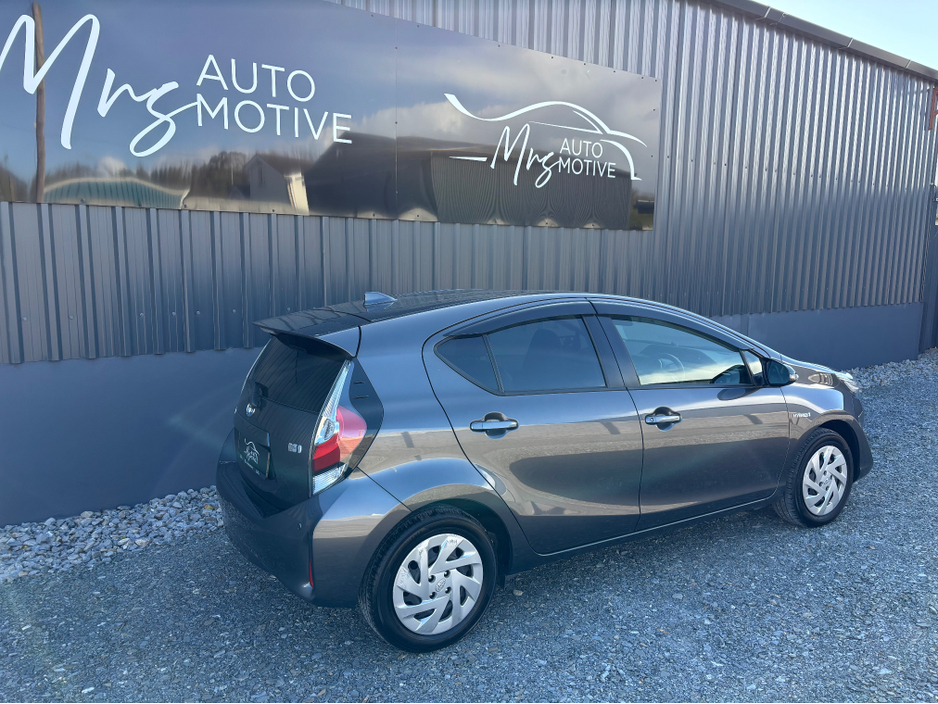 2018 Toyota Aqua - image 4