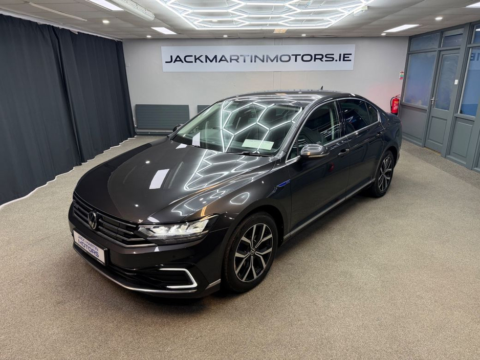 2022 Volkswagen Passat GTE S-A DSG €25,450