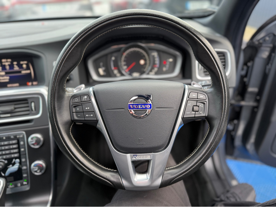 2017 Volvo V60 - image 19