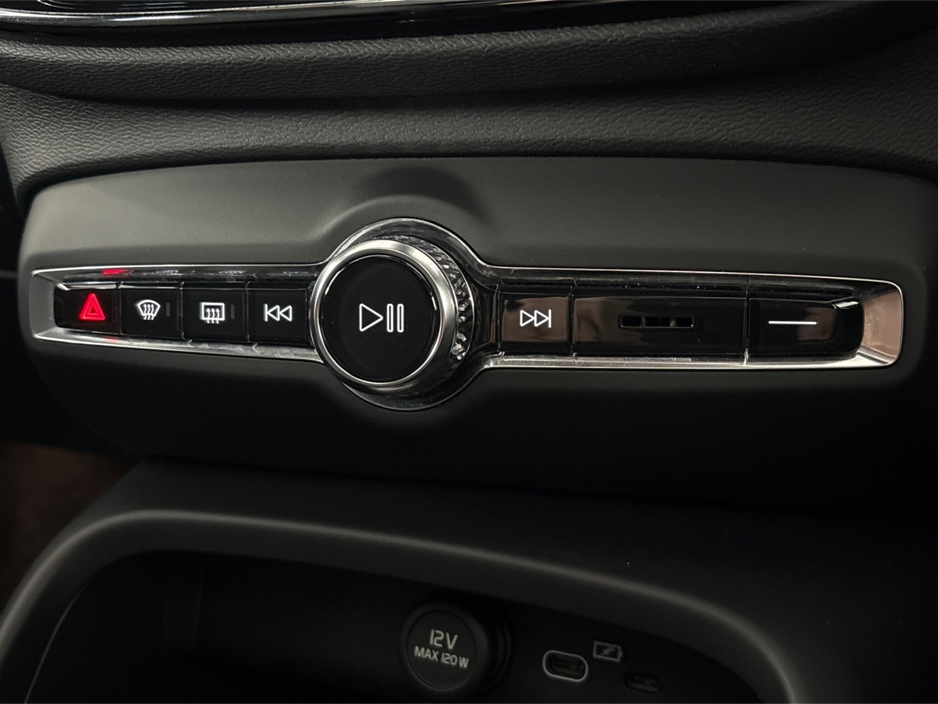 2024 Volvo C40 - image 21