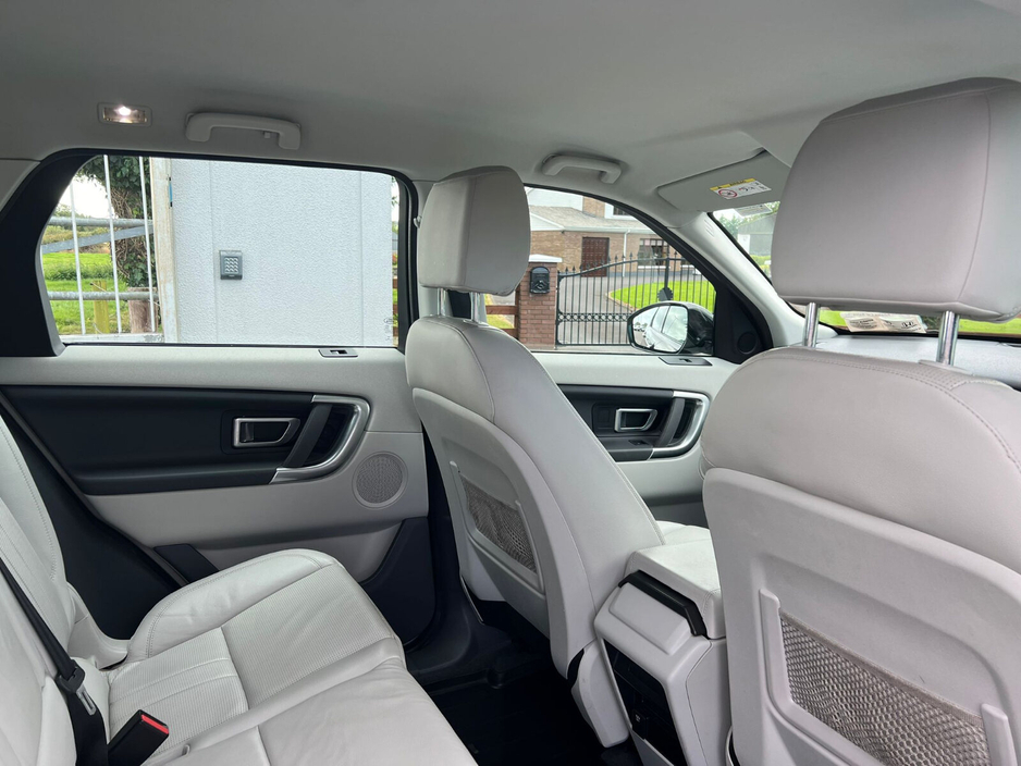 2018 Land Rover Discovery - image 10