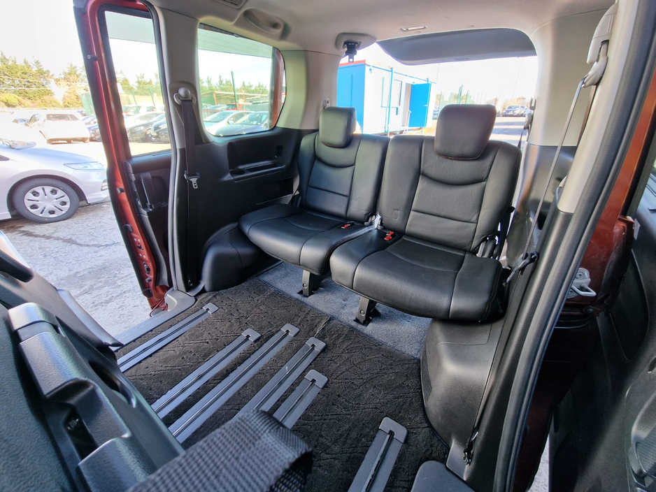 2016 Nissan Serena - image 5