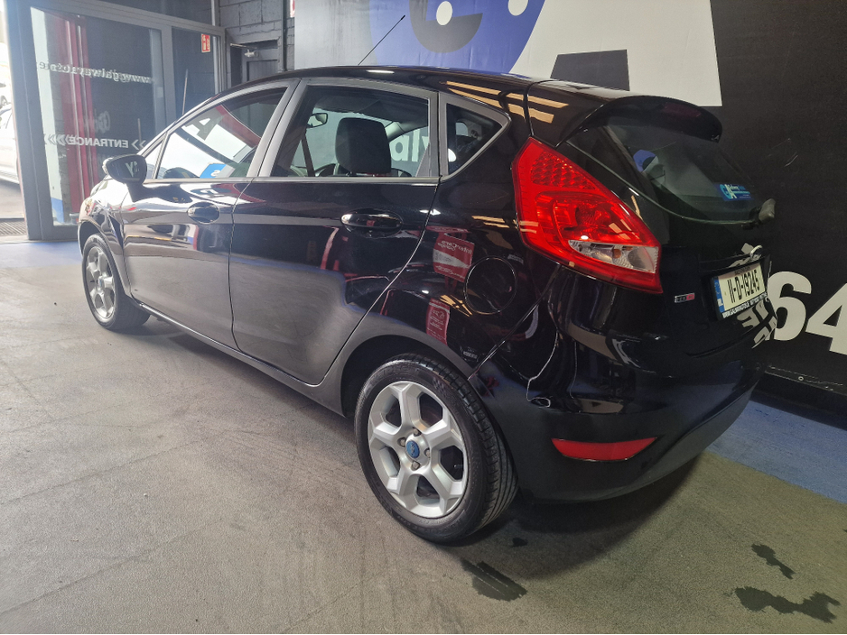2011 Ford Fiesta - image 6