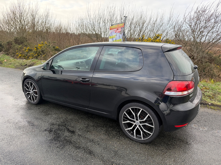 2012 Volkswagen Golf - image 2