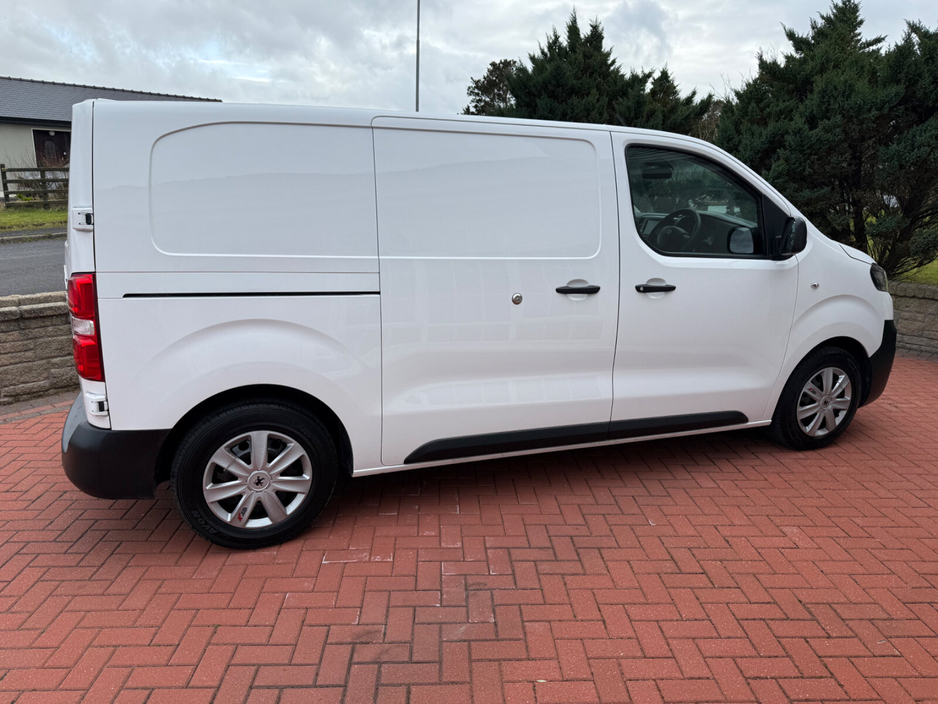 2020 Citroen Dispatch - image 11