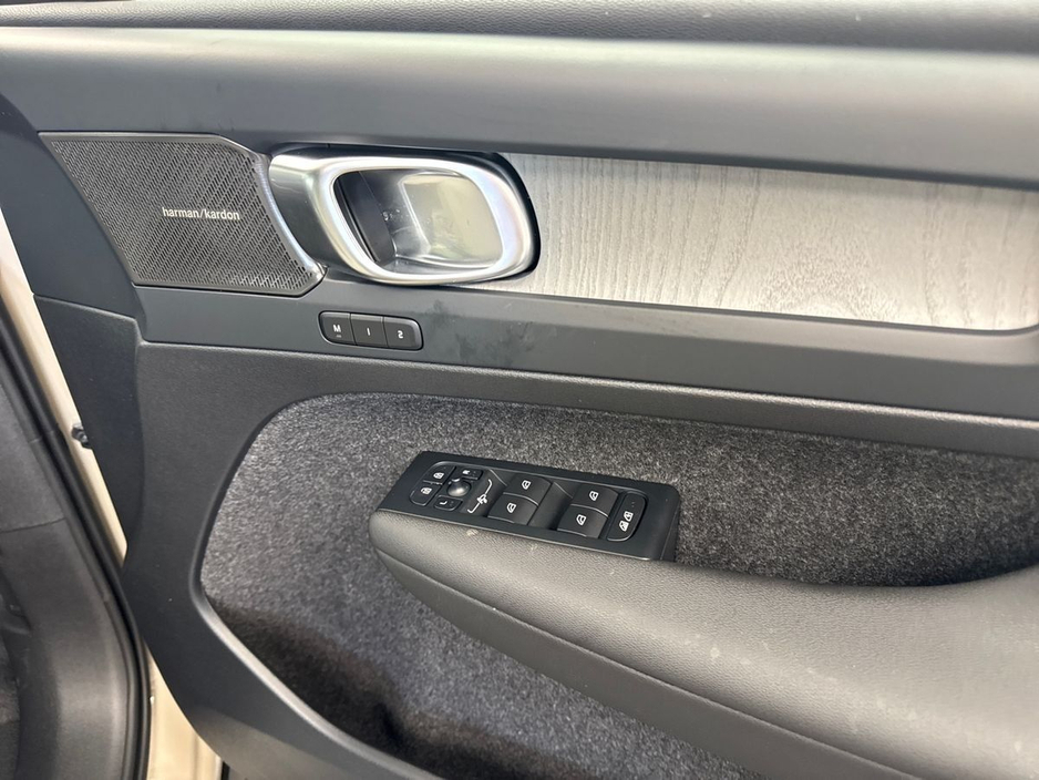 2026 Volvo EX40 - image 11