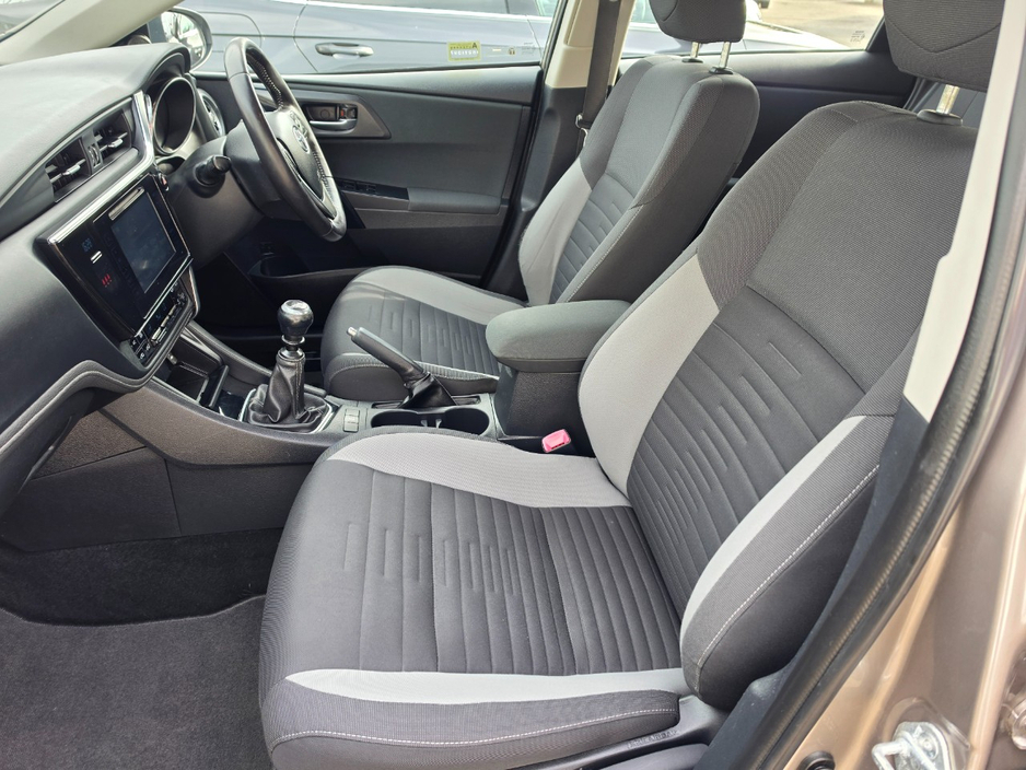 2016 Toyota Auris - image 20