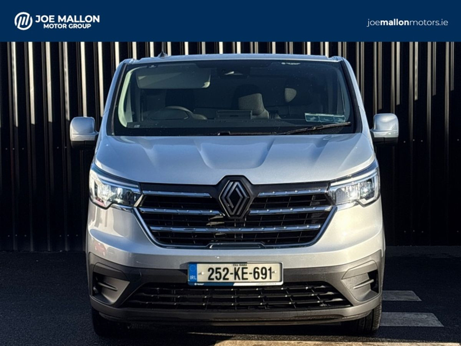 2025 Renault Trafic - image 12