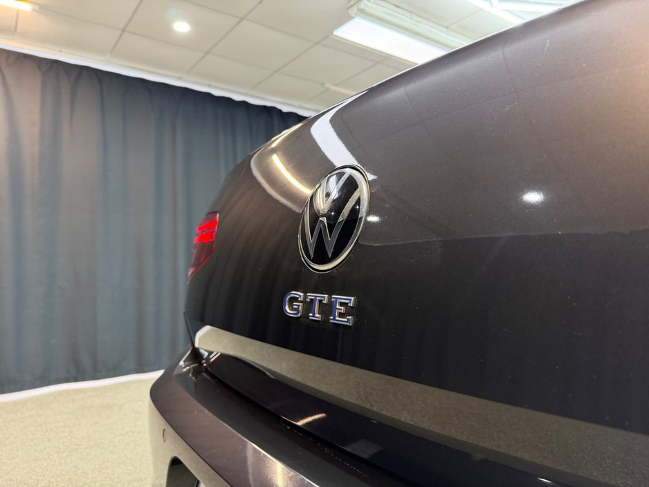 2022 Volkswagen Passat GTE S-A DSG €25,450