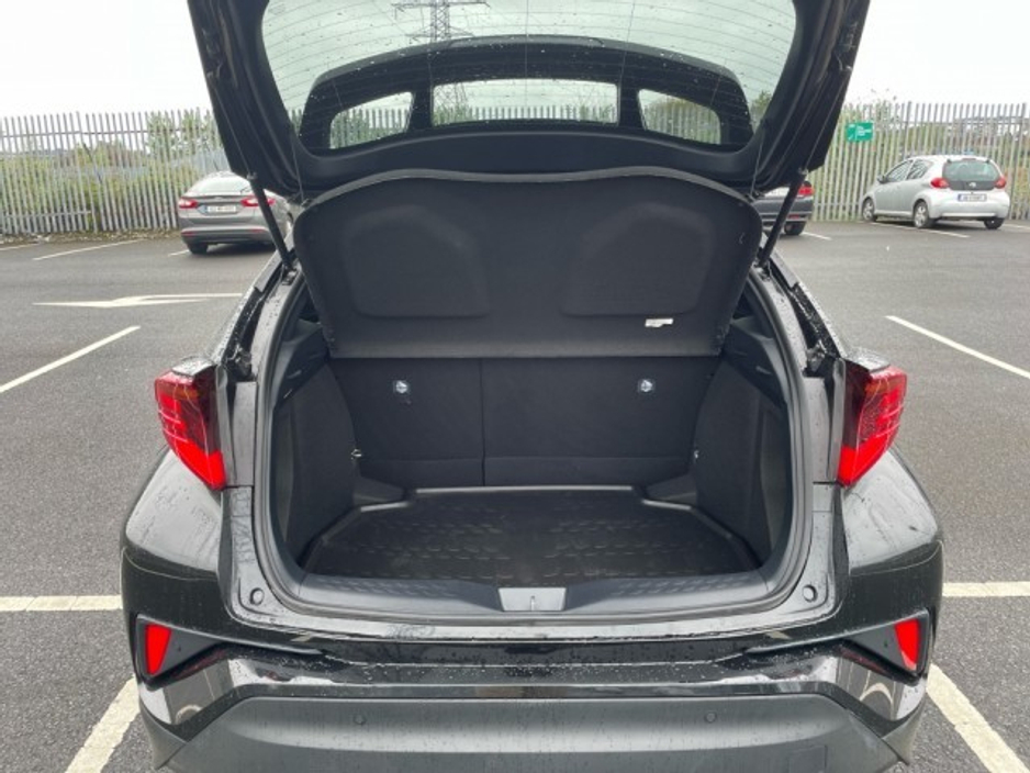 2022 Toyota C-HR SOL HYBRID // Remote Central Locking // Front Electric Windows // Rear Electric Windows // Electric Mirrors // Heated Mirrors €28,695