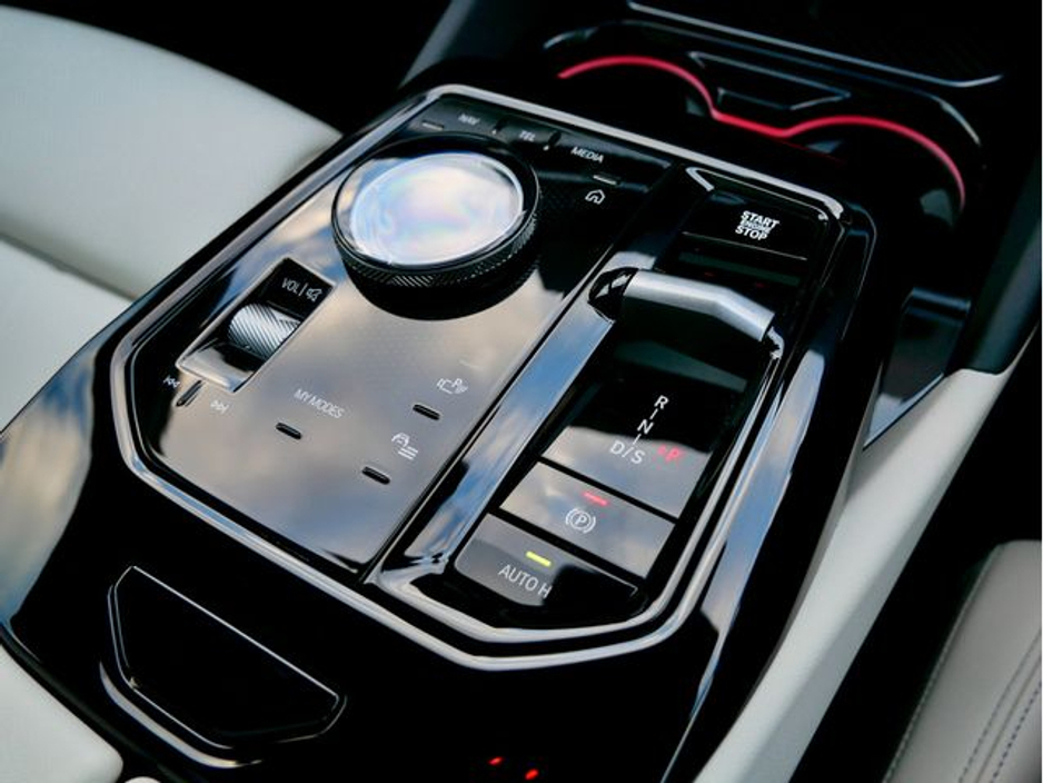 2025 BMW 5 Series - image 26