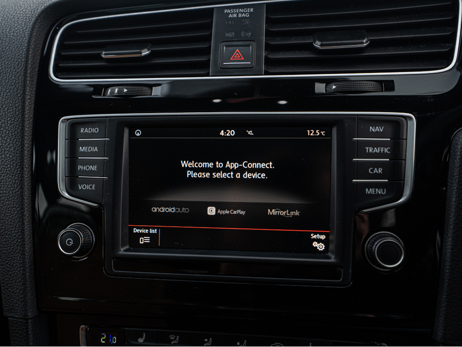 2016 Volkswagen Golf - image 24