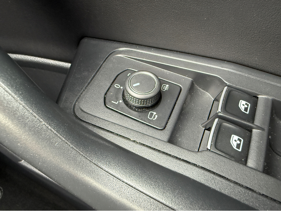 2023 Volkswagen T-Roc - image 18