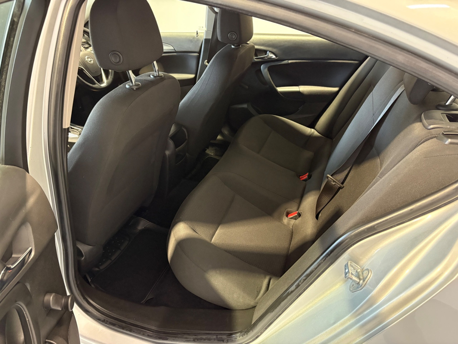 2016 Opel Insignia - image 8