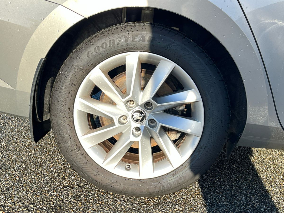 2019 Skoda Superb - image 5