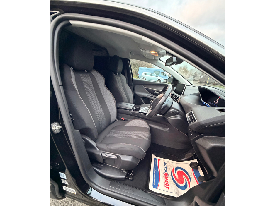 2021 Peugeot 3008 - image 4