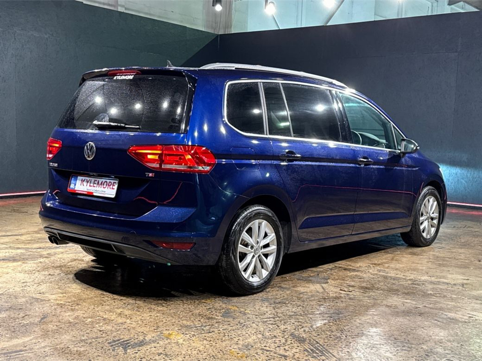 2017 Volkswagen Touran - image 3