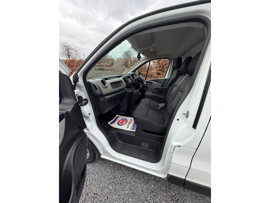 2019 Renault Trafic - image 12