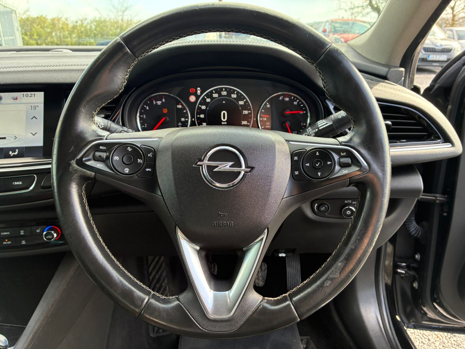 2018 Opel Insignia - image 7