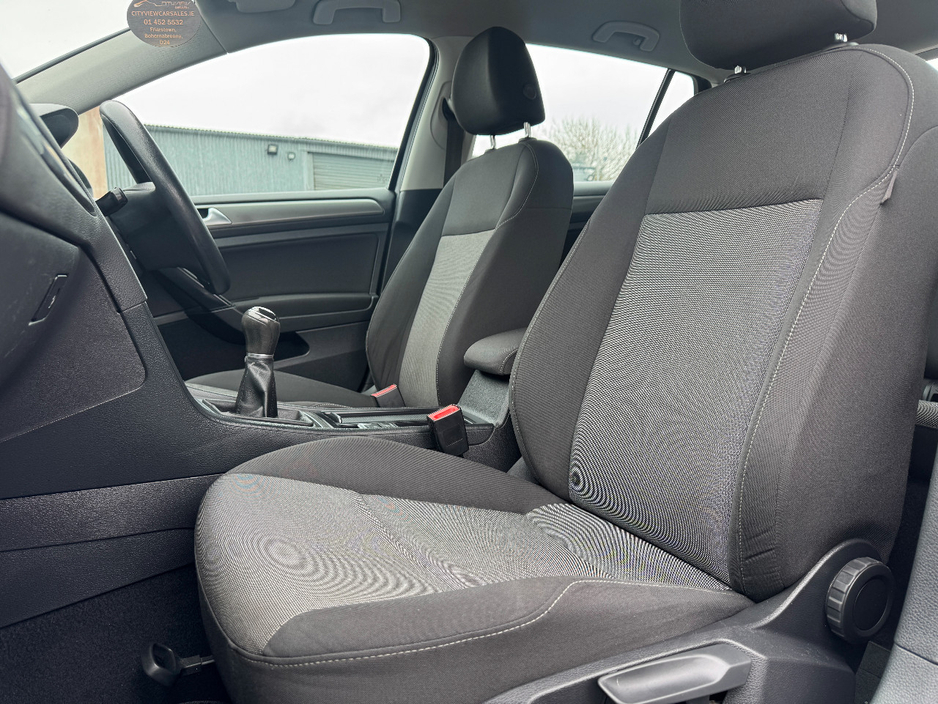 2013 Volkswagen Golf - image 21