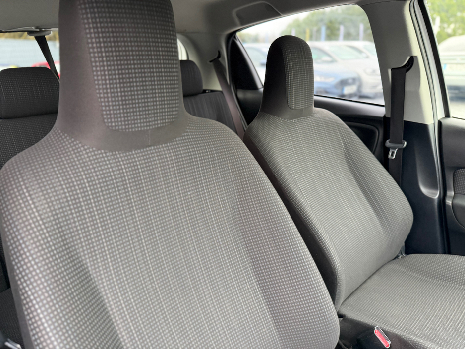 2019 Toyota Yaris - image 16