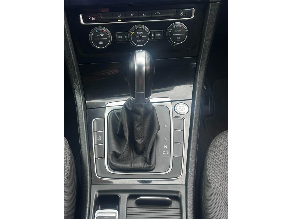 2015 Volkswagen Golf - image 18