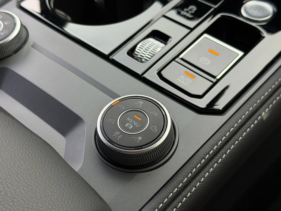 2025 Volkswagen Touareg - image 14