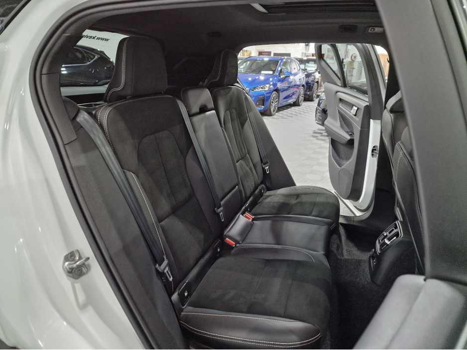 2021 Volvo XC40 - image 13