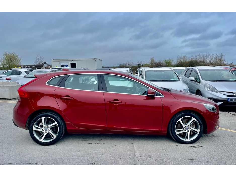 2016 Volvo V40 - image 4