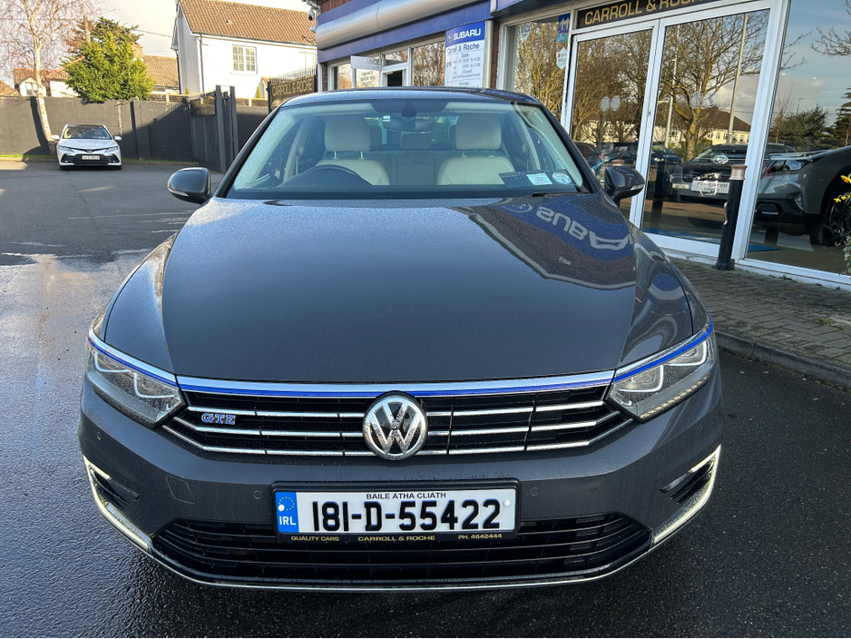 2018 Volkswagen Passat - image 4