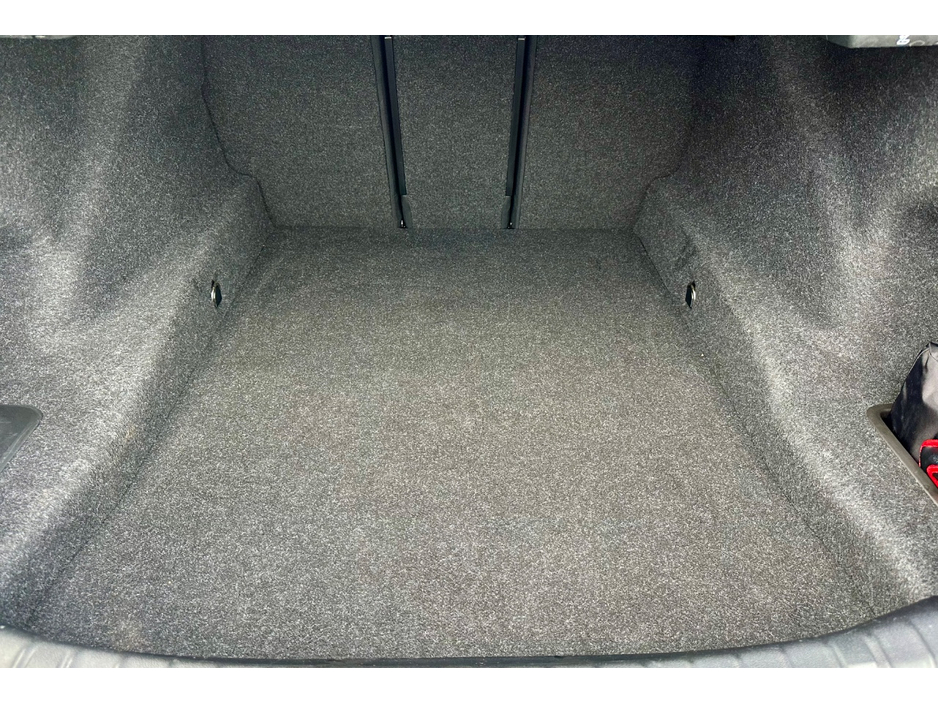 2022 BMW 5 Series - image 7