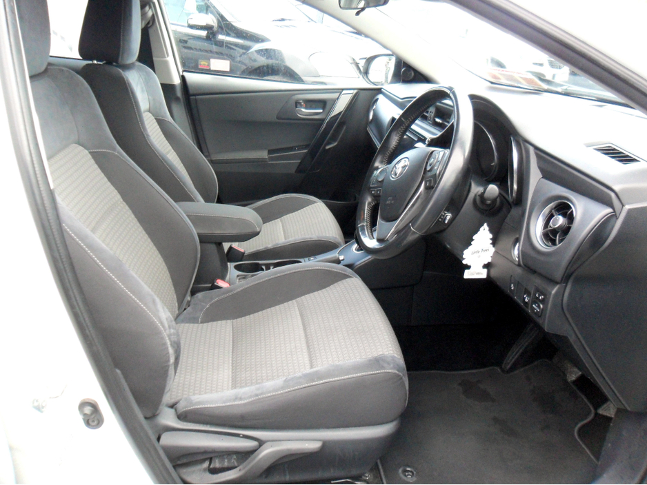 2018 Toyota Auris - image 9