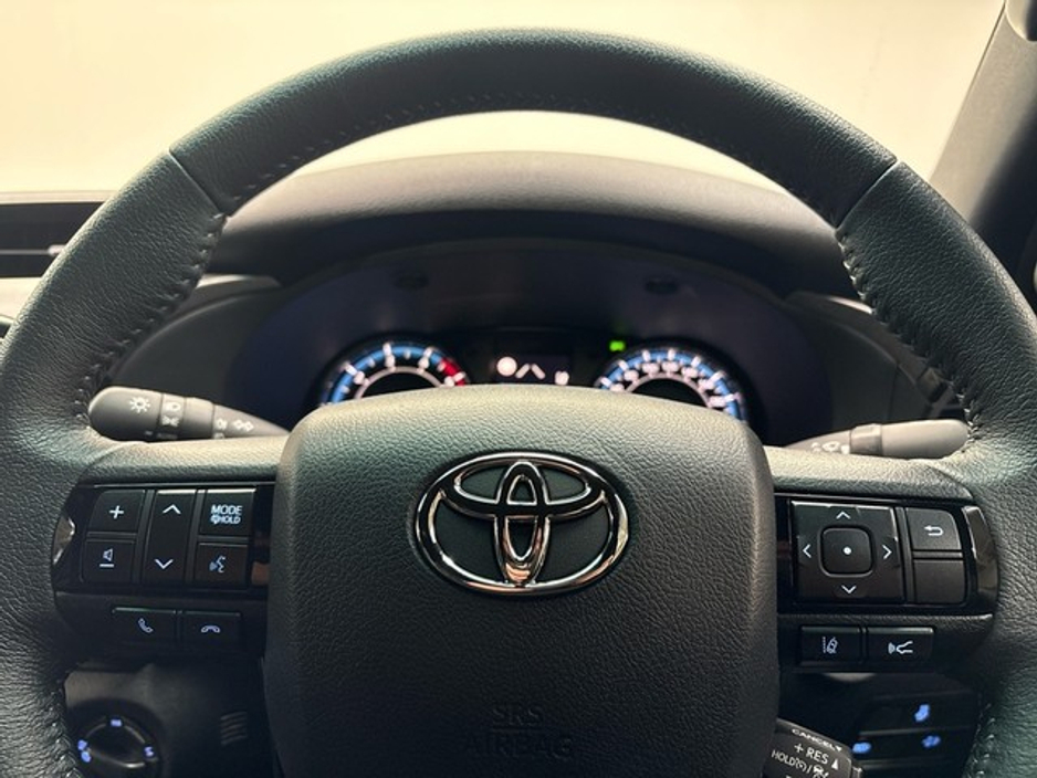 2026 Toyota Hilux Hilux 2.8 MHEV Invincible €49,972