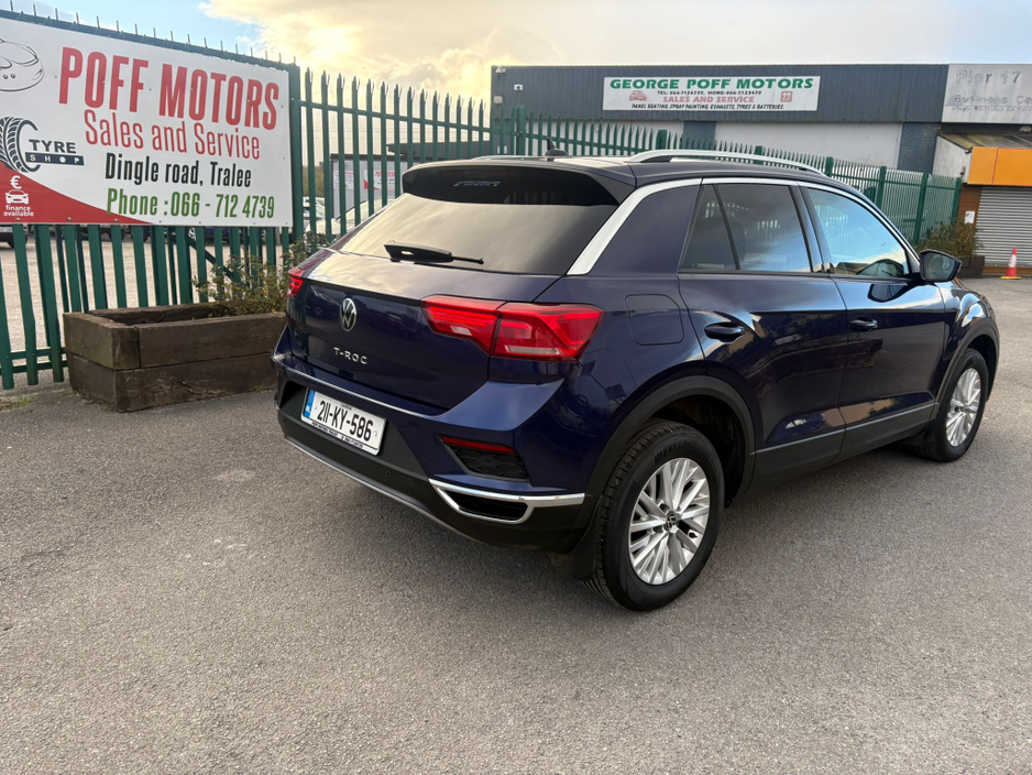 2021 Volkswagen T-Roc - image 3