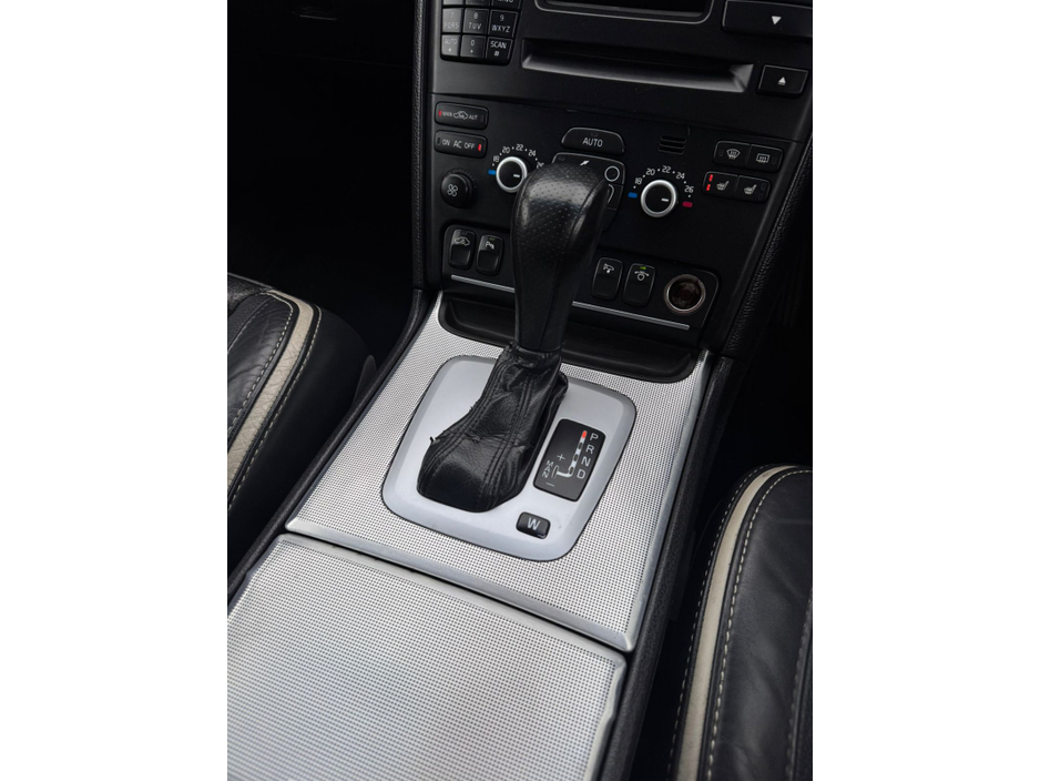2011 Volvo XC90 - image 25