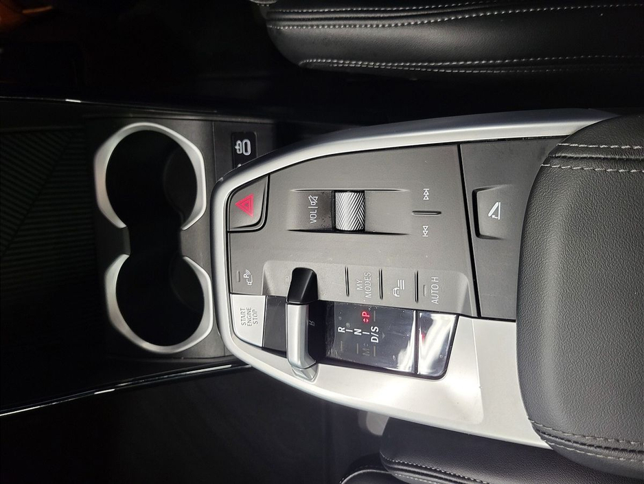 2025 BMW X1 - image 10