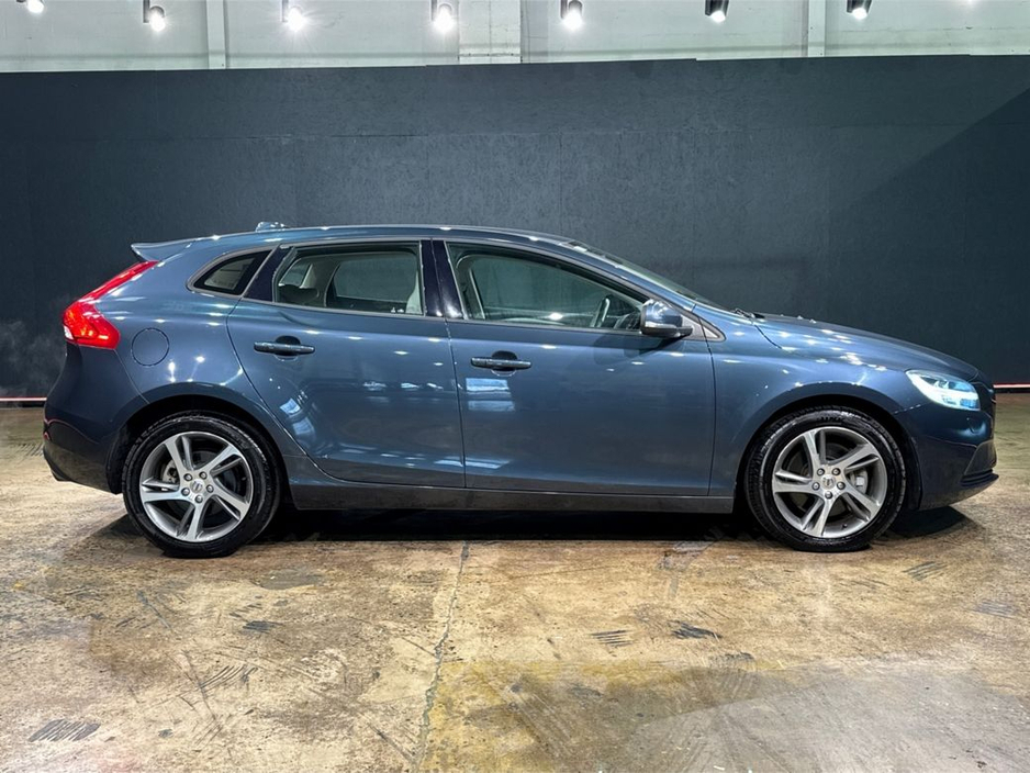 2017 Volvo V40 - image 2